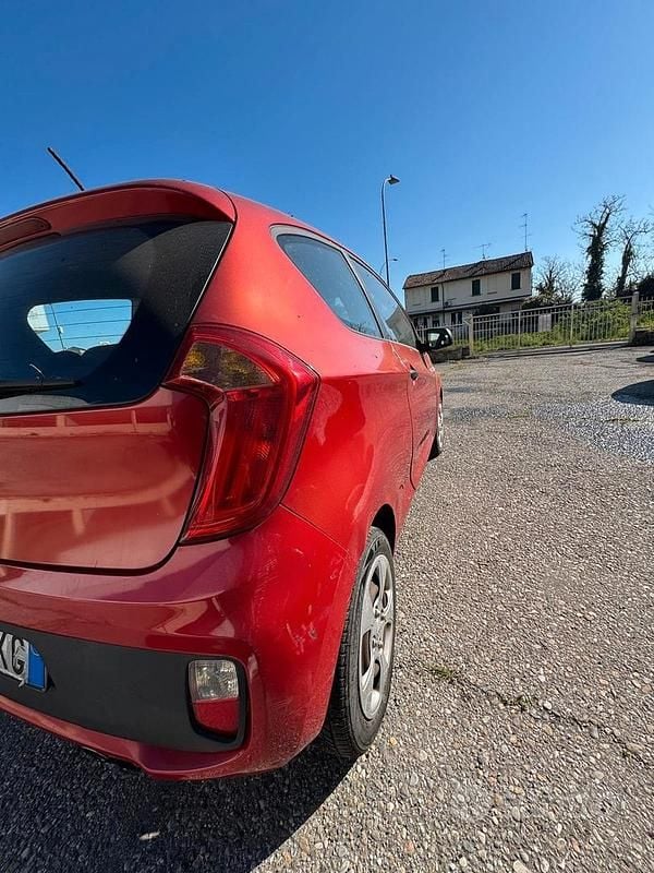 Usata Kia Picanto 69 CV (50 kW) 2012 Rosso Utilitaria