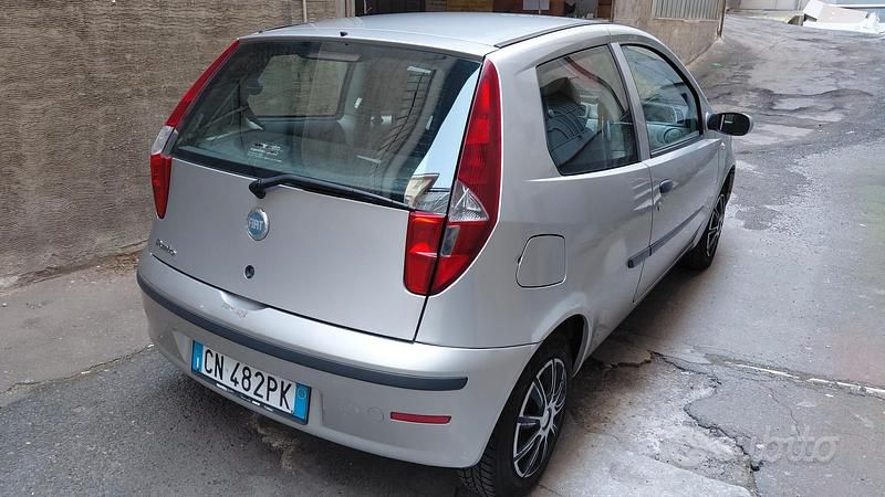 Usata Fiat Punto Dynamic 60 CV (44 kW) 2004 Grigio Utilitaria