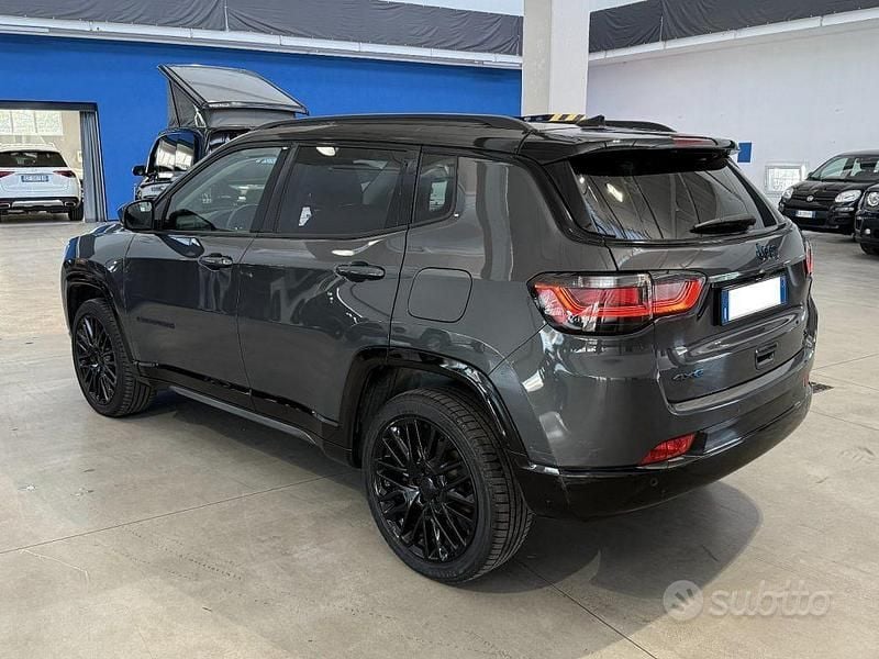 Usata Jeep Compass 240 CV (176 kW) 2023 Grigio metallizzato SUV