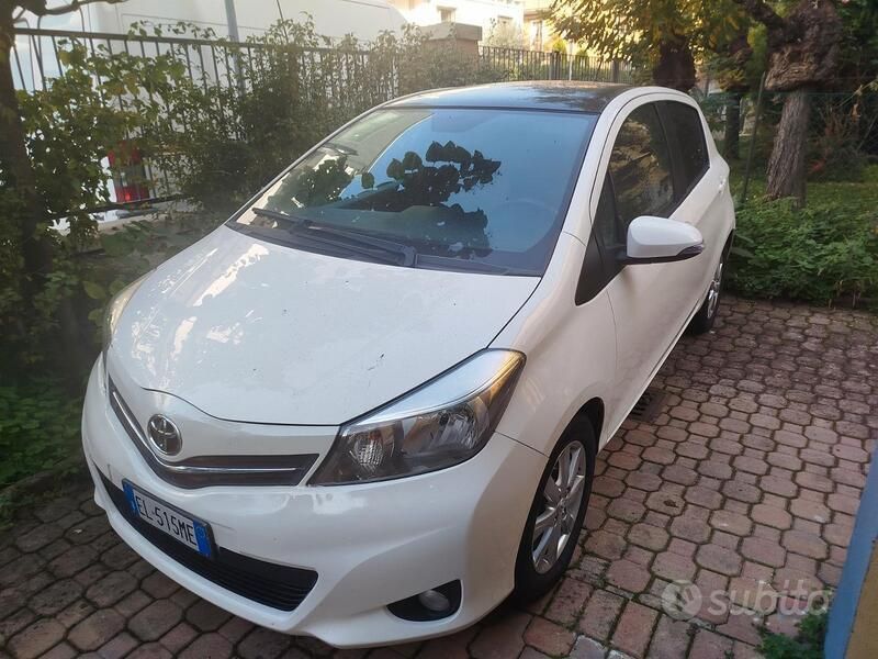 Usata Toyota Yaris 99 CV (72 kW) 2012 Bianco Berlina