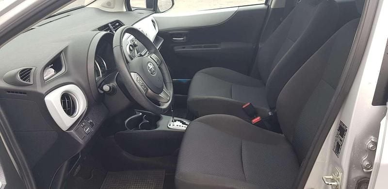 Argento Usata 2013 Toyota Yaris Hybrid Lounge+ Tre volumi | 5100 € (Super prezzo) - Immagine 1/4