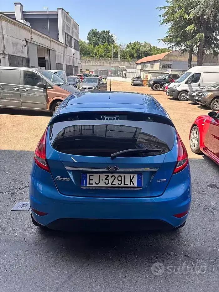 Usata Ford Fiesta 95 CV (69 kW) 2011 Blu Berlina
