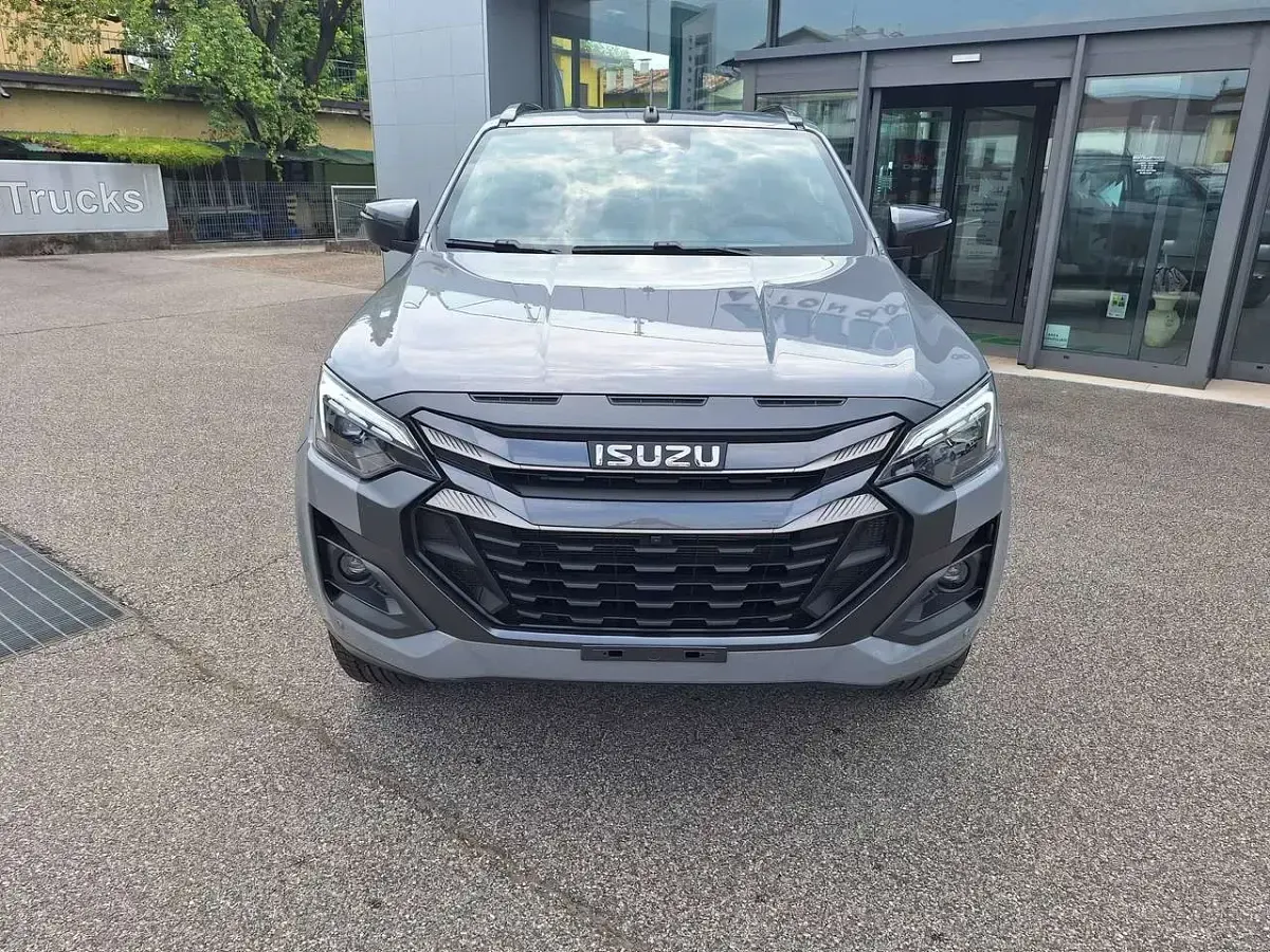 Nuova Isuzu D-Max 163 CV (119 kW) 2026 Kinabalu gray Pick-up