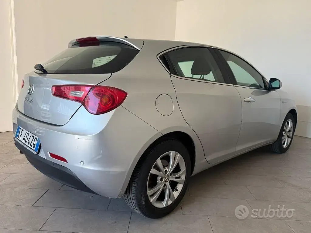 Usata Alfa Romeo Giulietta Distinctive 120 CV (88 kW) 2011 Grigio Utilitaria
