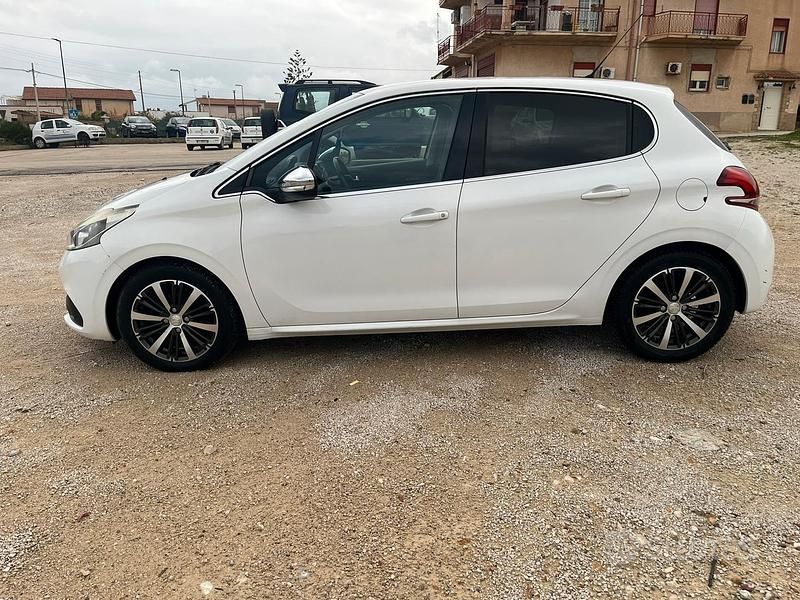Usata Peugeot 208 75 CV (55 kW) 2016 Bianco Utilitaria