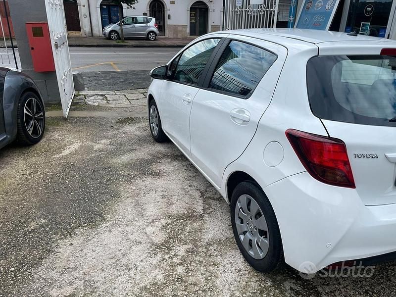Usata Toyota Yaris Active 69 CV (50 kW) 2015 Bianco Utilitaria