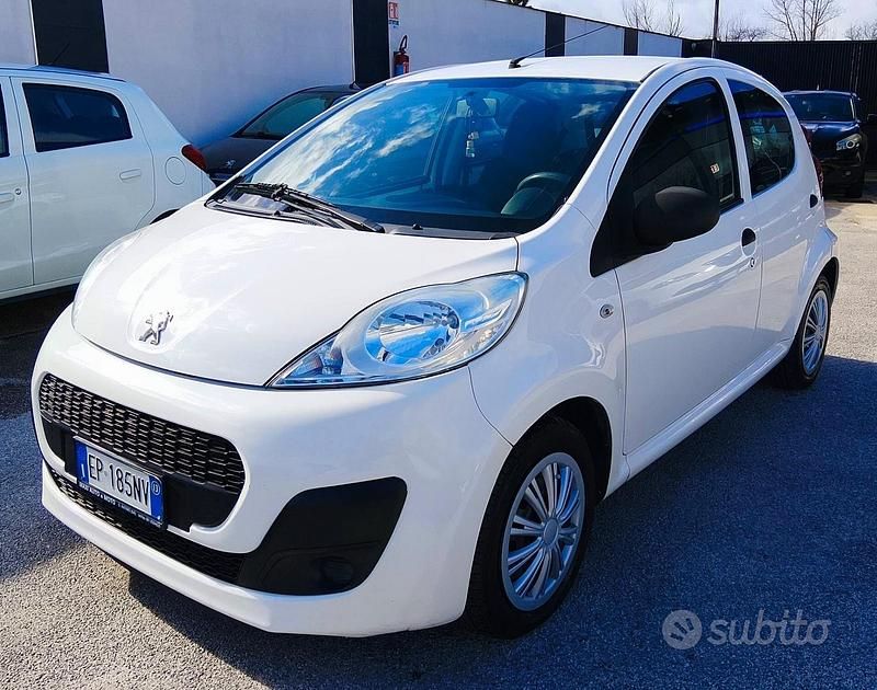 Usata Peugeot 107 68 CV (50 kW) 2013 Bianco Utilitaria