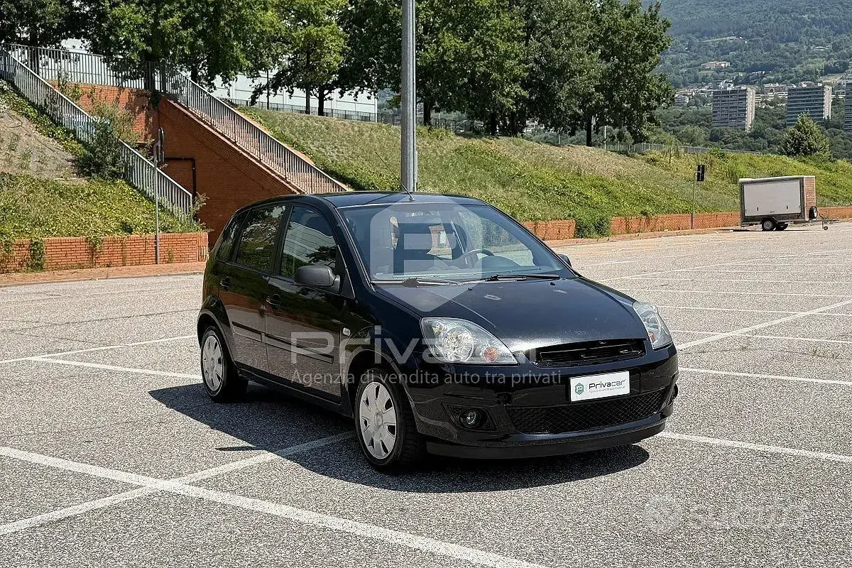 Usata Ford Fiesta Ghia 75 CV (55 kW) 2007 Nero Utilitaria