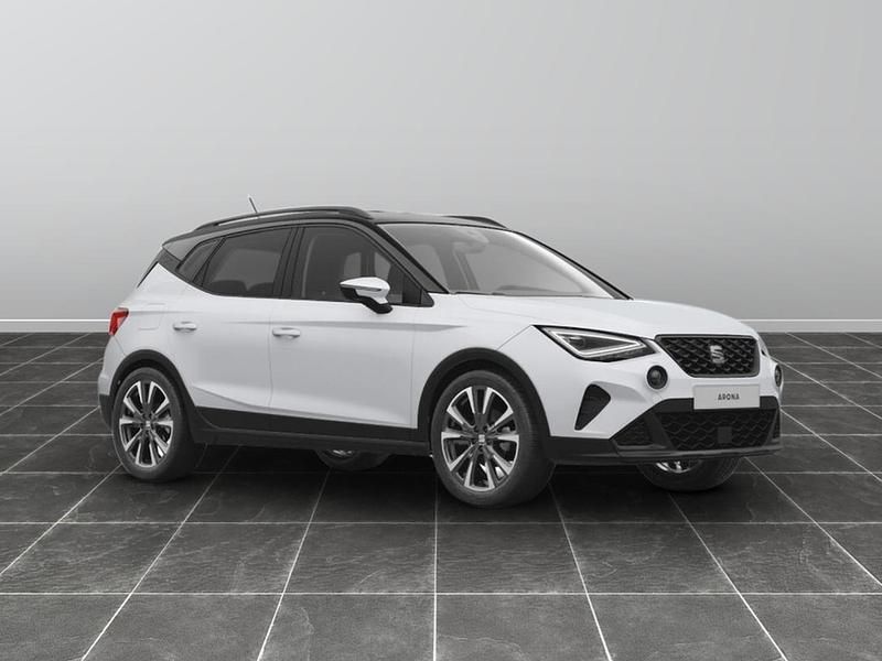 Bianco Nuova 2025 Seat Arona Black Edition SUV | 22.458 € (Cara) - Immagine 1/4