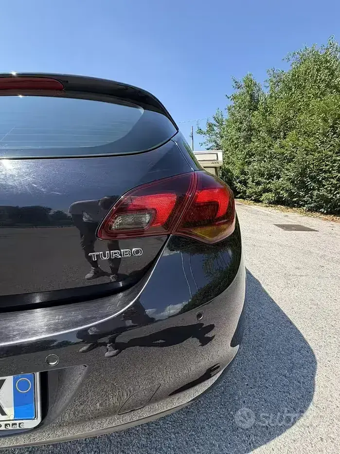 Usata Opel Astra 180 CV (132 kW) 2010 Nero Berlina