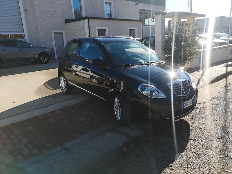 Usata Lancia Ypsilon 75 CV (55 kW) 2011 Nero Utilitaria