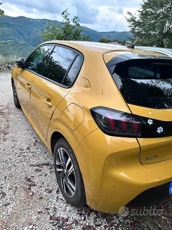 Usata Peugeot 208 Allure 82 CV (60 kW) 2022 Giallo Utilitaria