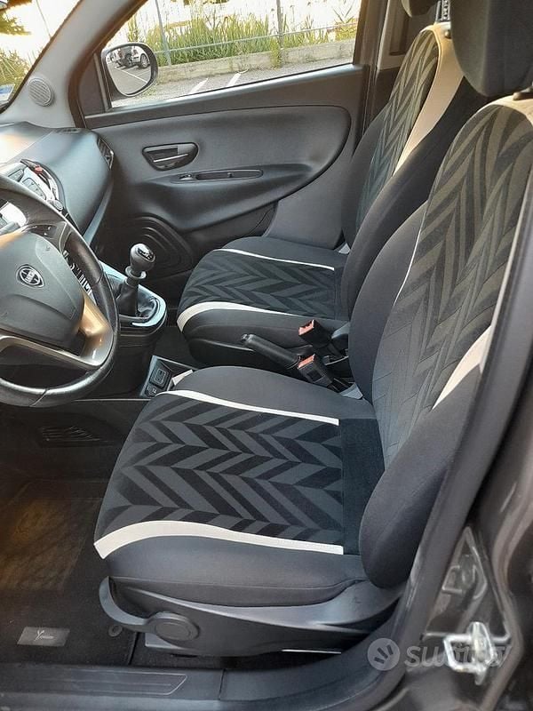 Usata Lancia Ypsilon Gold 80 CV (58 kW) 2018 Grigio Utilitaria