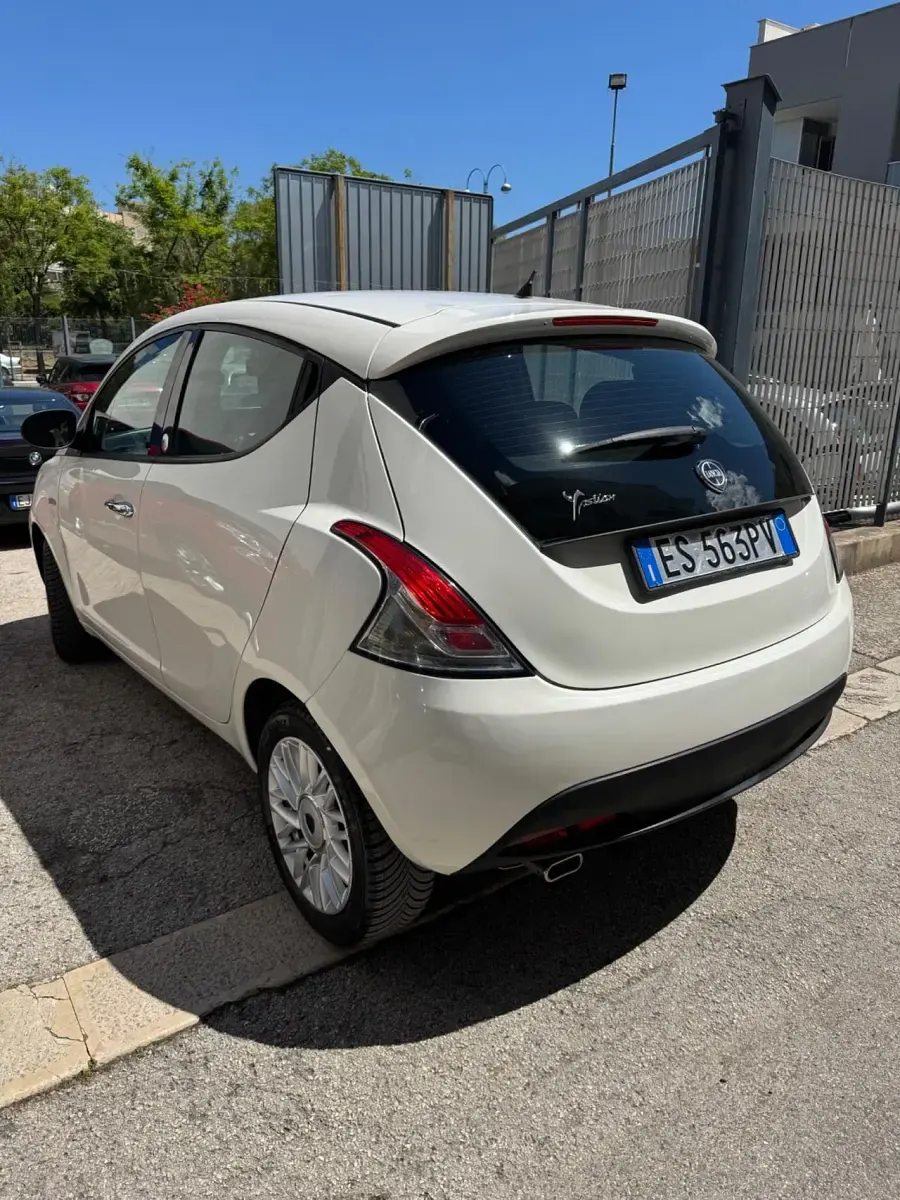Usata Lancia Ypsilon Gold 69 CV (50 kW) 2013 Bianco Utilitaria