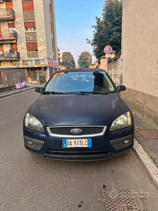 Begagnad Ford Focus 90 HK (66 kW) 2006 Blå Sedan