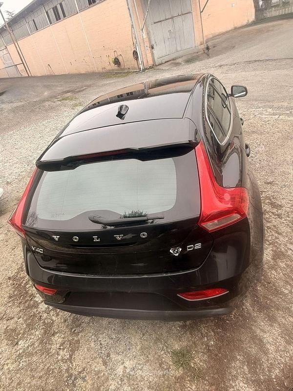 Usata Volvo V40 120 CV (88 kW) 2016 Nero Berlina