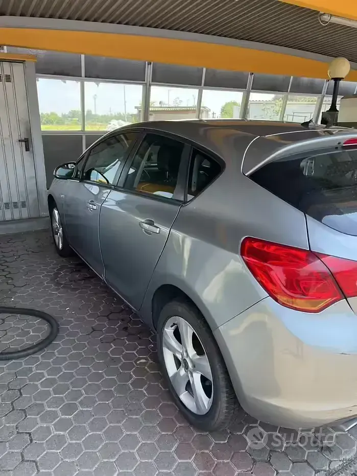 Usata Opel Astra 140 CV (102 kW) 2014 Giallo Berlina