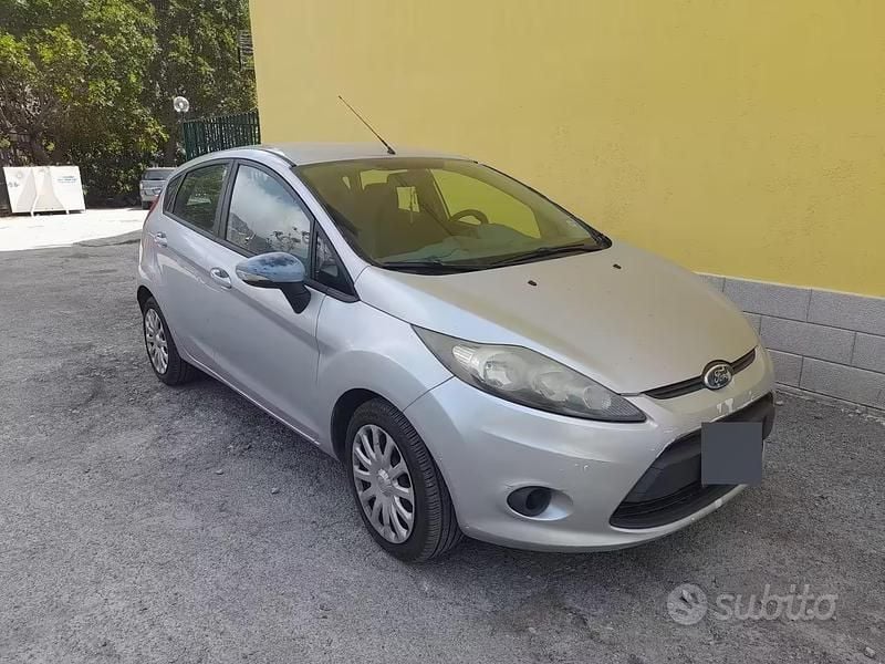 Usata Ford Fiesta 96 CV (70 kW) 2010 Grigio Utilitaria