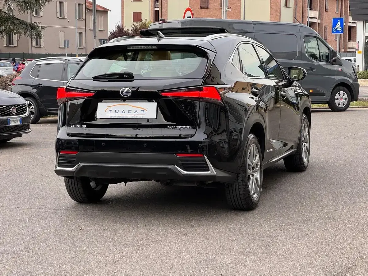 Usata Lexus NX300h Luxury Line 197 CV (144 kW) 2018 Nero SUV