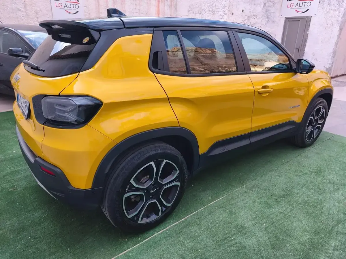 Usata Jeep Avenger 61 kW (84 CV) 2023 Oro SUV