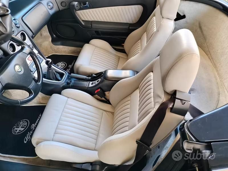 Usata Alfa Romeo Spider 150 CV (110 kW) 2001 Nero metallizzato Cabrio