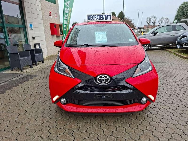 Usata Toyota Aygo X-play 69 CV (50 kW) 2017 Rosso Utilitaria