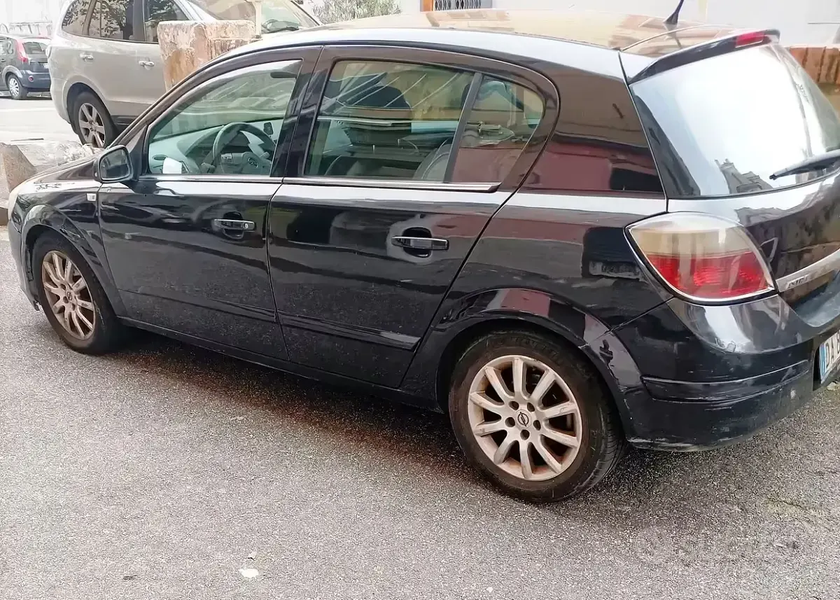 Usata Opel Astra 101 CV (74 kW) 2006 Nero Berlina