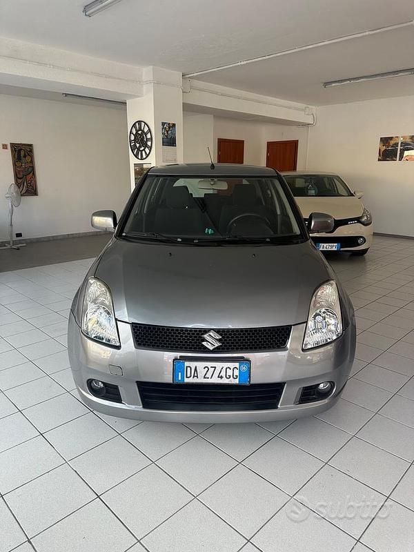 Grigio Usata 2006 Suzuki Swift GL Due volumi | 3900 € (Buon prezzo) - Immagine 1/4