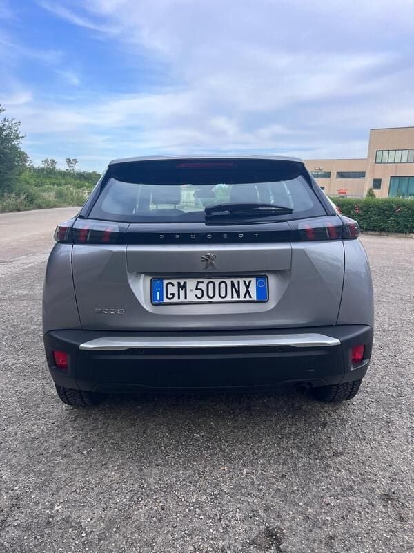 Usata Peugeot 2008 Active 101 CV (74 kW) 2023 Argento SUV