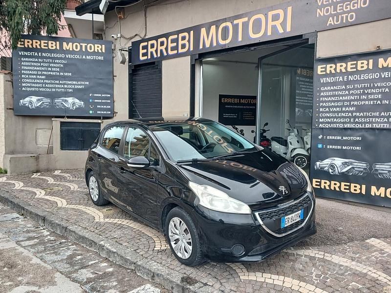 Usata Peugeot 208 Access 68 CV (50 kW) 2013 Nero Utilitaria