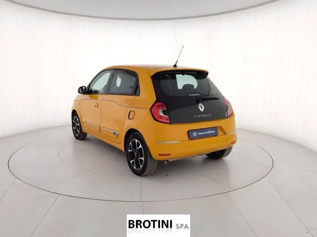 Usado Renault Twingo Intens 65 CV (47 kW) 2021 Amarillo Utilitario