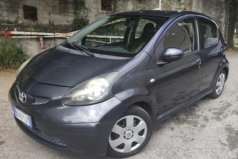 Usata Toyota Aygo 67 CV (49 kW) 2006 Grigio Utilitaria