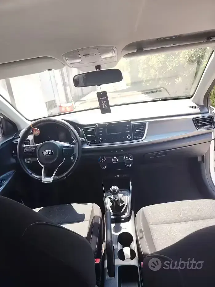 Usata Kia Rio 84 CV (61 kW) 2017 Bianco Berlina