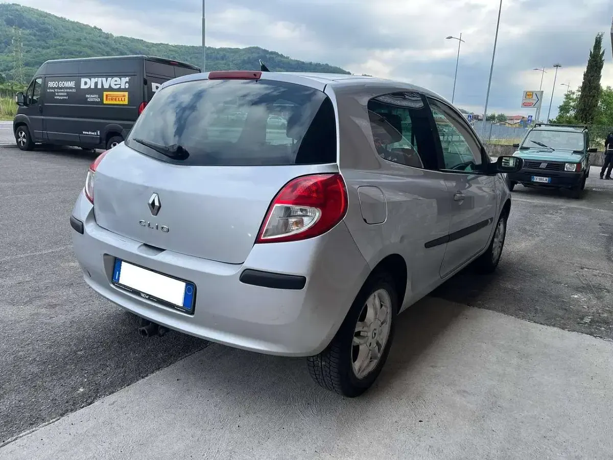 Usata Renault Clio II 75 CV (55 kW) 2008 Argento Berlina
