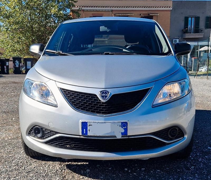 Usata Lancia Ypsilon Platinum 69 CV (50 kW) 2016 Argento Utilitaria
