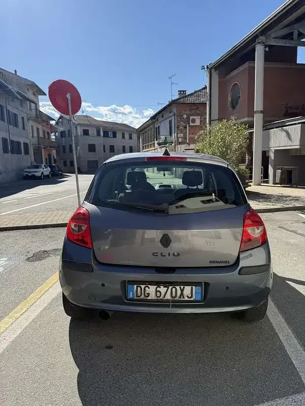 Usata Renault Clio II 75 CV (55 kW) 2007 Berlina