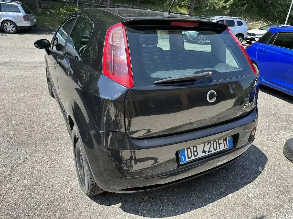 Usata Fiat Grande Punto Dynamic 77 CV (56 kW) 2006 Nero Utilitaria