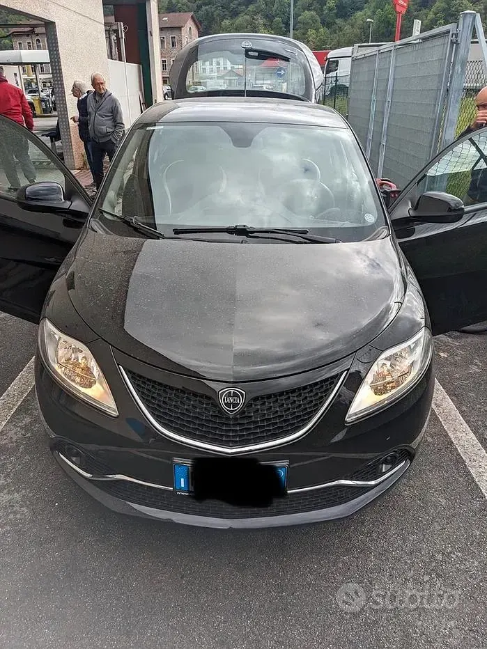 Usata Lancia Ypsilon 69 CV (50 kW) 2016 Nero Utilitaria
