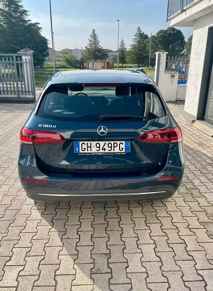 Usata Mercedes B180 Business 116 CV (85 kW) 2021 Blu/azzurro Utilitaria