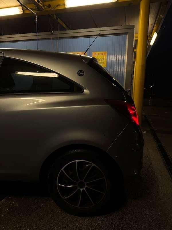 Usata Opel Corsa Enjoy 75 CV (55 kW) 2010 Argento Utilitaria