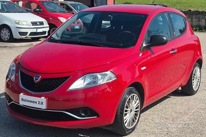 Usata Lancia Ypsilon Silver 69 CV (50 kW) 2017 Rosso Utilitaria