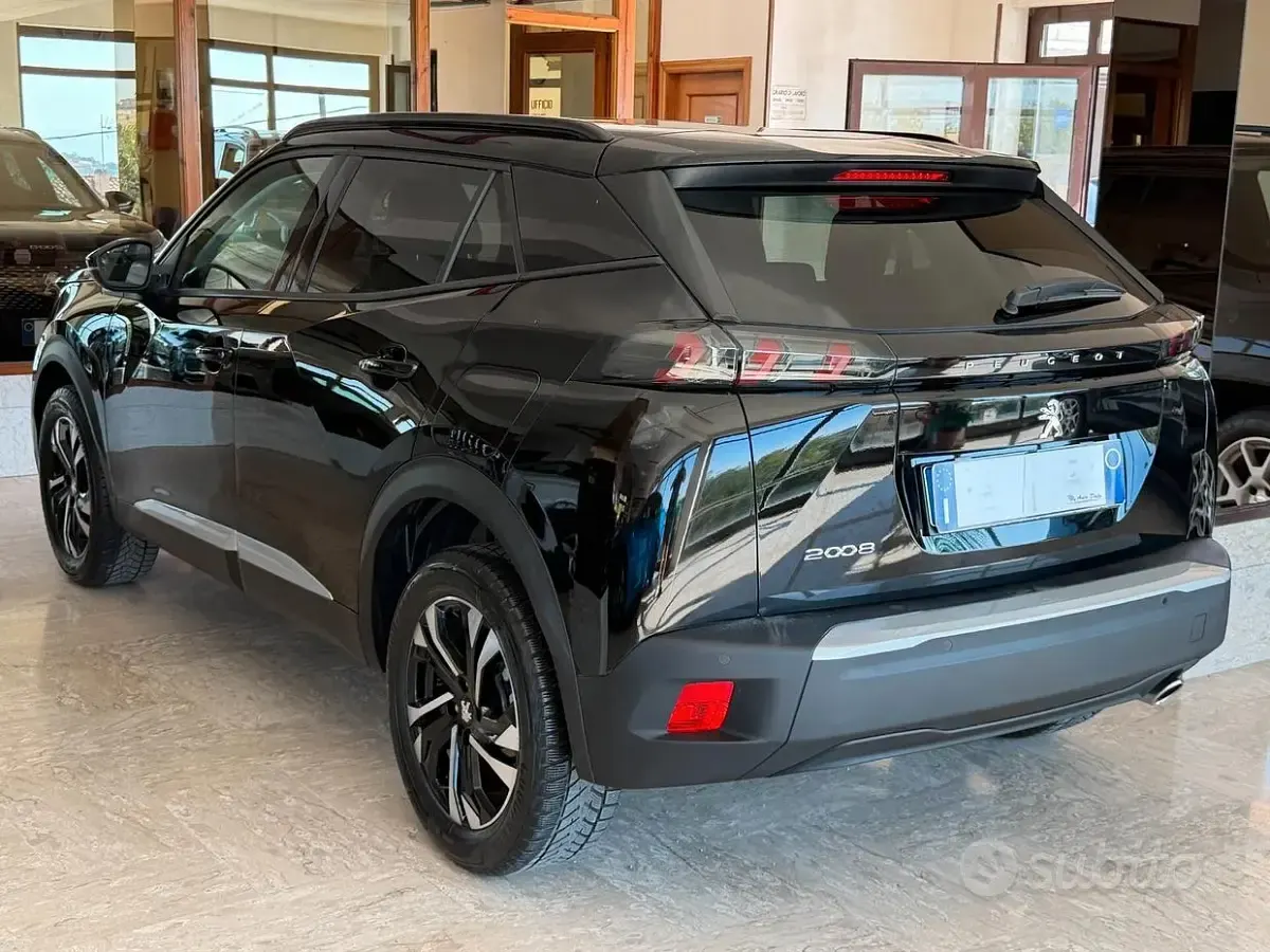 Usata Peugeot 2008 Allure 110 CV (80 kW) 2022 Nero perla SUV