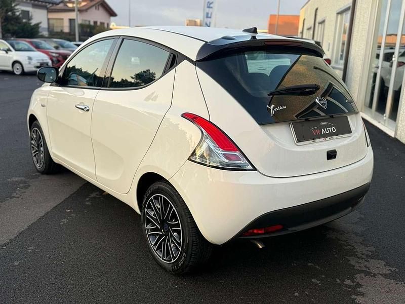 Usata Lancia Ypsilon Gold 69 CV (50 kW) 2023 Bianco Utilitaria