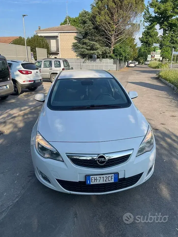 Usata Opel Astra 110 CV (80 kW) 2011 Berlina
