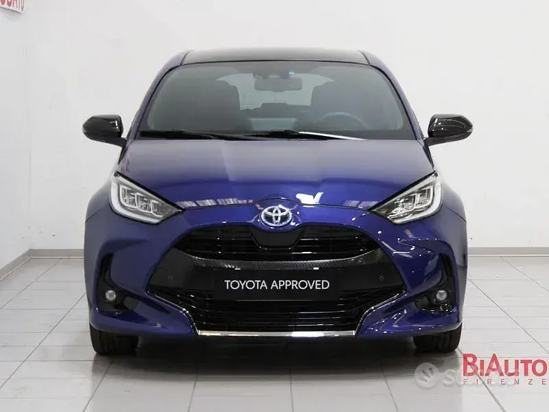 Usata Toyota Yaris Hybrid Lounge 115 CV (84 kW) 2021 Bluazzurro Berlina