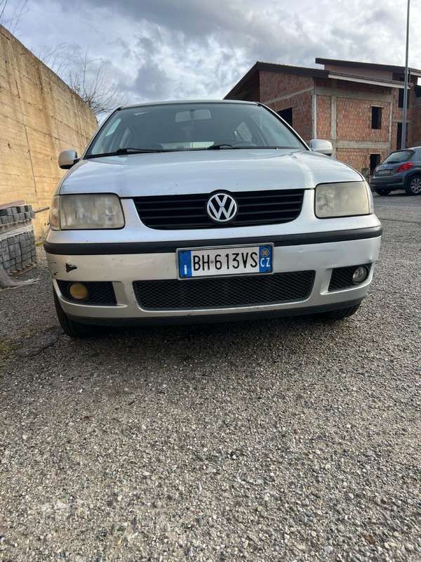 Grigio Usata 2000 VW Polo Tre volumi | 1200 € (Buon prezzo) - Immagine 1/4