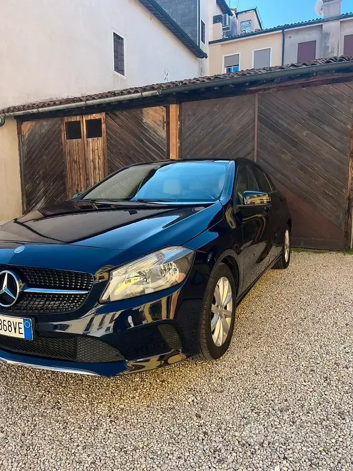 Usata Mercedes A160 102 CV (75 kW) 2017 Blu Berlina