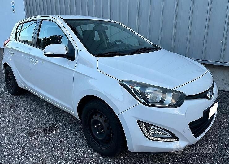 Usata Hyundai i20 75 CV (55 kW) 2013 Bianco Berlina