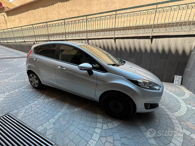 Usata Ford Fiesta Titanium 90 CV (66 kW) 2013 Grigio Utilitaria
