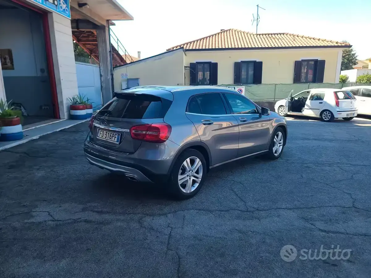 Käytetty Mercedes GLA180 Premium 109 HP (80 kW) 2016 Harmaa Katumaasturi